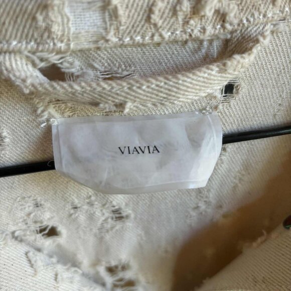 VIAVIA Denim Jacket - The Relaxed Trucker in Cairo Destruct - Picture 2 of 9